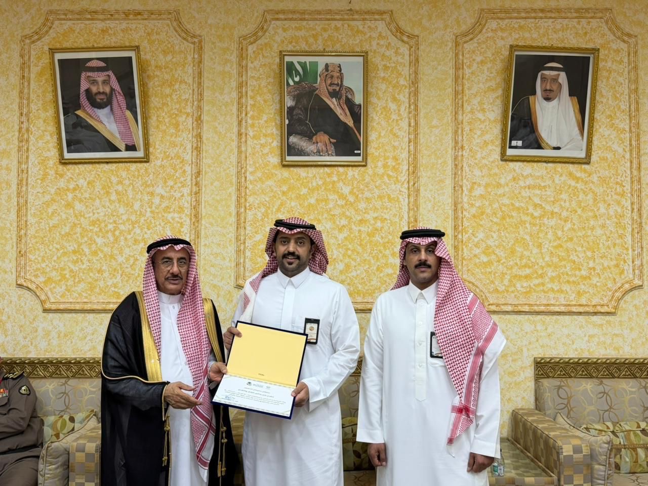 33f06144-de79-4b90-9003-91968cfdffb9 محافظ رياض الخبراء  يكرم المشاركين والعاملين في اليوم الوطني 95